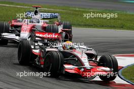 23.03.2008 Kuala Lumpur, Malaysia,  Lewis Hamilton (GBR), McLaren Mercedes,  Jarno Trulli (ITA), Toyota F1 Team- Formula 1 World Championship, Rd 2, Malaysian Grand Prix, Sunday Race
