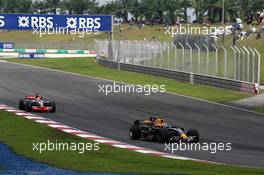 23.03.2008 Kuala Lumpur, Malaysia,  Mark Webber (AUS), Red Bull Racing leads Lewis Hamilton (GBR), McLaren Mercedes - Formula 1 World Championship, Rd 2, Malaysian Grand Prix, Sunday Race