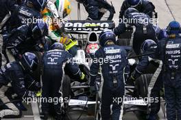 23.03.2008 Kuala Lumpur, Malaysia,  Kazuki Nakajima (JPN), Williams F1 Team during pitstop - Formula 1 World Championship, Rd 2, Malaysian Grand Prix, Sunday Race