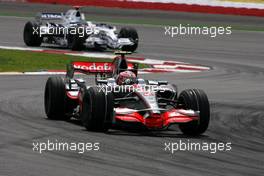 23.03.2008 Kuala Lumpur, Malaysia,  Heikki Kovalainen (FIN), McLaren Mercedes, Nick Heidfeld (GER), BMW Sauber F1 Team - Formula 1 World Championship, Rd 2, Malaysian Grand Prix, Sunday Race