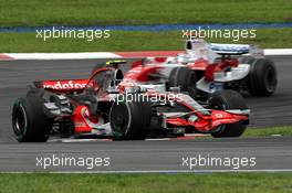 23.03.2008 Kuala Lumpur, Malaysia,  Heikki Kovalainen (FIN), McLaren Mercedes leads Jarno Trulli (ITA), Toyota Racing - Formula 1 World Championship, Rd 2, Malaysian Grand Prix, Sunday Race