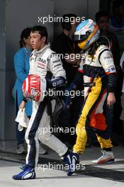 23.03.2008 Kuala Lumpur, Malaysia,  Kazuki Nakajima (JPN), Williams F1 Team, Fernando Alonso (ESP), Renault F1 Team - Formula 1 World Championship, Rd 2, Malaysian Grand Prix, Sunday Race