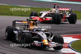 23.03.2008 Kuala Lumpur, Malaysia,  Mark Webber (AUS), Red Bull Racing, Lewis Hamilton (GBR), McLaren Mercedes - Formula 1 World Championship, Rd 2, Malaysian Grand Prix, Sunday Race