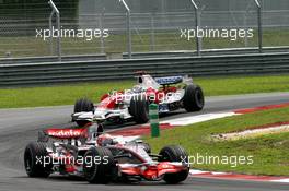 23.03.2008 Kuala Lumpur, Malaysia,  Heikki Kovalainen (FIN), McLaren Mercedes, MP4-23 and Jarno Trulli (ITA), Toyota Racing, TF108 - Formula 1 World Championship, Rd 2, Malaysian Grand Prix, Sunday Race