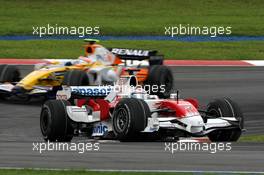 23.03.2008 Kuala Lumpur, Malaysia,  Jarno Trulli (ITA), Toyota Racing leads Nelson Piquet Jr (BRA), Renault F1 Team - Formula 1 World Championship, Rd 2, Malaysian Grand Prix, Sunday Race