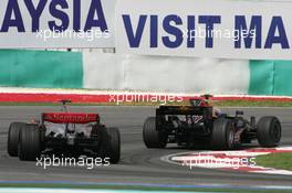 23.03.2008 Kuala Lumpur, Malaysia,  Mark Webber (AUS), Red Bull Racing, RB4 and Lewis Hamilton (GBR), McLaren Mercedes, MP4-23 - Formula 1 World Championship, Rd 2, Malaysian Grand Prix, Sunday Race