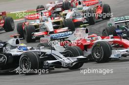 23.03.2008 Kuala Lumpur, Malaysia,  Start, Nico Rosberg (GER), WilliamsF1 Team, FW30 and Timo Glock (GER), Toyota F1 Team, TF108 - Formula 1 World Championship, Rd 2, Malaysian Grand Prix, Sunday Race