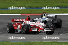23.03.2008 Kuala Lumpur, Malaysia,  Takuma Sato (JPN), Super Aguri F1 leads Nico Rosberg (GER), WilliamsF1 Team - Formula 1 World Championship, Rd 2, Malaysian Grand Prix, Sunday Race