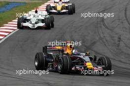 23.03.2008 Kuala Lumpur, Malaysia,  David Coulthard (GBR), Red Bull Racing leads Jenson Button (GBR), Honda Racing F1 Team - Formula 1 World Championship, Rd 2, Malaysian Grand Prix, Sunday Race