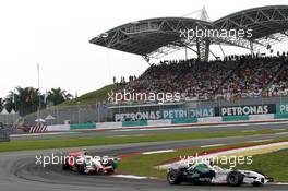 23.03.2008 Kuala Lumpur, Malaysia,  Rubens Barrichello (BRA), Honda Racing F1 Team, RA108 and Giancarlo Fisichella (ITA), Force India F1 Team, VJM-01 - Formula 1 World Championship, Rd 2, Malaysian Grand Prix, Sunday Race