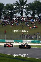 23.03.2008 Kuala Lumpur, Malaysia,  Mark Webber (AUS), Red Bull Racing leads Lewis Hamilton (GBR), McLaren Mercedes - Formula 1 World Championship, Rd 2, Malaysian Grand Prix, Sunday Race