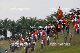 23.03.2008 Kuala Lumpur, Malaysia,  Fans watch the race - Formula 1 World Championship, Rd 2, Malaysian Grand Prix, Sunday Race