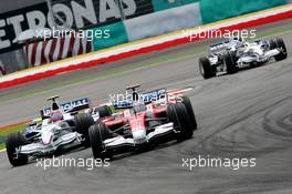 23.03.2008 Kuala Lumpur, Malaysia,  Jarno Trulli (ITA), Toyota Racing, TF108 and Robert Kubica (POL), BMW Sauber F1 Team, F1.08 - Formula 1 World Championship, Rd 2, Malaysian Grand Prix, Sunday Race