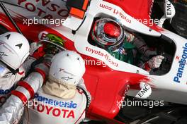 23.03.2008 Kuala Lumpur, Malaysia,  Jarno Trulli (ITA), Toyota F1 Team during pitstop - Formula 1 World Championship, Rd 2, Malaysian Grand Prix, Sunday Race