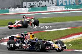 23.03.2008 Kuala Lumpur, Malaysia,  Mark Webber (AUS), Red Bull Racing, RB4 and Lewis Hamilton (GBR), McLaren Mercedes, MP4-23 - Formula 1 World Championship, Rd 2, Malaysian Grand Prix, Sunday Race