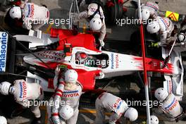 23.03.2008 Kuala Lumpur, Malaysia,  Jarno Trulli (ITA), Toyota F1 Team during pitstop - Formula 1 World Championship, Rd 2, Malaysian Grand Prix, Sunday Race