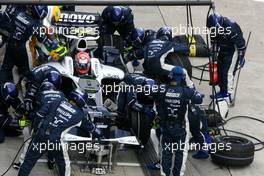 23.03.2008 Kuala Lumpur, Malaysia,  Kazuki Nakajima (JPN), Williams F1 Team during pitstop - Formula 1 World Championship, Rd 2, Malaysian Grand Prix, Sunday Race