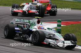 23.03.2008 Kuala Lumpur, Malaysia,  Rubens Barrichello (BRA), Honda Racing F1 Team, Giancarlo Fisichella (ITA), Force India F1 Team - Formula 1 World Championship, Rd 2, Malaysian Grand Prix, Sunday Race
