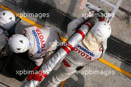 23.03.2008 Kuala Lumpur, Malaysia,  Toyota Team F1 mechanics before pitstop - Formula 1 World Championship, Rd 2, Malaysian Grand Prix, Sunday Race