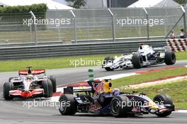 23.03.2008 Kuala Lumpur, Malaysia,  Mark Webber (AUS), Red Bull Racing  and Lewis Hamilton (GBR), McLaren Mercedes - Formula 1 World Championship, Rd 2, Malaysian Grand Prix, Sunday Race