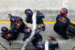 23.03.2008 Kuala Lumpur, Malaysia,  Red Bull Racing mechanics before pitstop - Formula 1 World Championship, Rd 2, Malaysian Grand Prix, Sunday Race