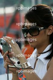 22.03.2008 Kuala Lumpur, Malaysia,  A girl in the paddock - Formula 1 World Championship, Rd 2, Malaysian Grand Prix, Saturday