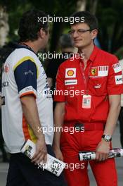 22.03.2008 Kuala Lumpur, Malaysia,  Chris Dyer (AUS), Scuderia Ferrari, Track Engineer of Kimi Raikkonen (FIN) with a Renault F1 Team member - Formula 1 World Championship, Rd 2, Malaysian Grand Prix, Saturday