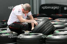 20.03.2008 Kuala Lumpur, Malaysia,  McLaren Mercedes mechanic - Formula 1 World Championship, Rd 2, Malaysian Grand Prix, Thursday