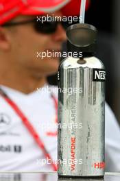 20.03.2008 Kuala Lumpur, Malaysia,  Heikki Kovalainen (FIN), McLaren Mercedes, drinks bottle - Formula 1 World Championship, Rd 2, Malaysian Grand Prix, Thursday