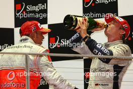 28.09.2008 Singapore City, Singapore,  3rd place Lewis Hamilton (GBR), McLaren Mercedes and 2nd place Nico Rosberg (GER), WilliamsF1 Team - Formula 1 World Championship, Rd 15, Singapore Grand Prix, Sunday Podium