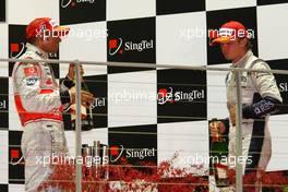 28.09.2008 Singapore City, Singapore,  3rd place Lewis Hamilton (GBR), McLaren Mercedes and 2nd place Nico Rosberg (GER), WilliamsF1 Team - Formula 1 World Championship, Rd 15, Singapore Grand Prix, Sunday Podium