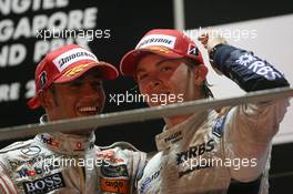 28.09.2008 Singapore City, Singapore,  3rd, Lewis Hamilton (GBR), McLaren Mercedes and 2nd, Nico Rosberg (GER), WilliamsF1 Team - Formula 1 World Championship, Rd 15, Singapore Grand Prix, Sunday Podium