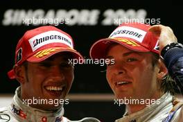 28.09.2008 Singapore City, Singapore,  Lewis Hamilton (GBR), McLaren Mercedes, Nico Rosberg (GER), Williams F1 Team  - Formula 1 World Championship, Rd 15, Singapore Grand Prix, Sunday Podium