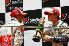 28.09.2008 Singapore City, Singapore,  3rd place Lewis Hamilton (GBR), McLaren Mercedes and 2nd place Nico Rosberg (GER), WilliamsF1 Team - Formula 1 World Championship, Rd 15, Singapore Grand Prix, Sunday Podium