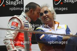 28.09.2008 Singapore City, Singapore,  3rd, Lewis Hamilton (GBR), McLaren Mercedes and Flavio Briatore (ITA), Renault F1 Team, Team Chief, Managing Director - Formula 1 World Championship, Rd 15, Singapore Grand Prix, Sunday Podium