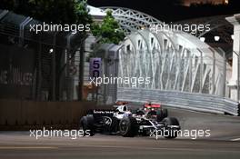 28.09.2008 Singapore City, Singapore,  Nico Rosberg (GER), WilliamsF1 Team, FW30 leads Lewis Hamilton (GBR), McLaren Mercedes, MP4-23 - Formula 1 World Championship, Rd 15, Singapore Grand Prix, Sunday Race