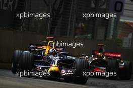 28.09.2008 Singapore City, Singapore,  David Coulthard (GBR), Red Bull Racing, RB4 leads Lewis Hamilton (GBR), McLaren Mercedes, MP4-23 - Formula 1 World Championship, Rd 15, Singapore Grand Prix, Sunday Race