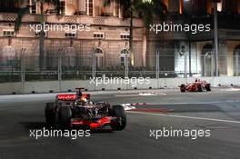 28.09.2008 Singapore City, Singapore,  Lewis Hamilton (GBR), McLaren Mercedes, MP4-23 leads Kimi Raikkonen (FIN), Räikkönen, Scuderia Ferrari, F2008 - Formula 1 World Championship, Rd 15, Singapore Grand Prix, Sunday Race