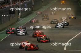 28.09.2008 Singapore City, Singapore,  Start, Felipe Massa (BRA), Scuderia Ferrari, F2008 leads Lewis Hamilton (GBR), McLaren Mercedes, MP4-23 - Formula 1 World Championship, Rd 15, Singapore Grand Prix, Sunday Race