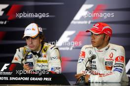 28.09.2008 Singapore City, Singapore,  Fernando Alonso (ESP), Renault F1 Team, Lewis Hamilton (GBR), McLaren Mercedes - Formula 1 World Championship, Rd 15, Singapore Grand Prix, Sunday Race