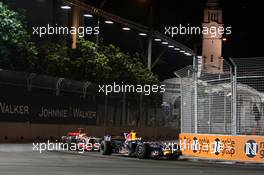 28.09.2008 Singapore City, Singapore,  David Coulthard (GBR), Red Bull Racing, RB4 leads Lewis Hamilton (GBR), McLaren Mercedes, MP4-23 - Formula 1 World Championship, Rd 15, Singapore Grand Prix, Sunday Race