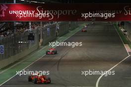 28.09.2008 Singapore City, Singapore,  Felipe Massa (BRA), Scuderia Ferrari, F2008 leads Lewis Hamilton (GBR), McLaren Mercedes, MP4-23 - Formula 1 World Championship, Rd 15, Singapore Grand Prix, Sunday Race