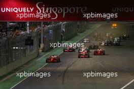 28.09.2008 Singapore City, Singapore,  Start, 1st, Felipe Massa (BRA), Scuderia Ferrari, F2008 leads Lewis Hamilton (GBR), McLaren Mercedes, MP4-23 - Formula 1 World Championship, Rd 15, Singapore Grand Prix, Sunday Race