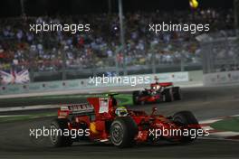 28.09.2008 Singapore City, Singapore,  Felipe Massa (BRA), Scuderia Ferrari, F2008 leads Lewis Hamilton (GBR), McLaren Mercedes, MP4-23 - Formula 1 World Championship, Rd 15, Singapore Grand Prix, Sunday Race