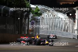 28.09.2008 Singapore City, Singapore,  David Coulthard (GBR), Red Bull Racing, RB4 leads Lewis Hamilton (GBR), McLaren Mercedes, MP4-23 - Formula 1 World Championship, Rd 15, Singapore Grand Prix, Sunday Race