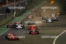 28.09.2008 Singapore City, Singapore,  Start, Felipe Massa (BRA), Scuderia Ferrari, F2008 leads Lewis Hamilton (GBR), McLaren Mercedes, MP4-23 - Formula 1 World Championship, Rd 15, Singapore Grand Prix, Sunday Race