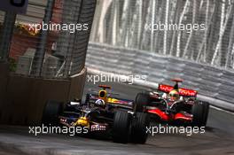 28.09.2008 Singapore City, Singapore,  David Coulthard (GBR), Red Bull Racing, RB4 leads Lewis Hamilton (GBR), McLaren Mercedes, MP4-23 - Formula 1 World Championship, Rd 15, Singapore Grand Prix, Sunday Race