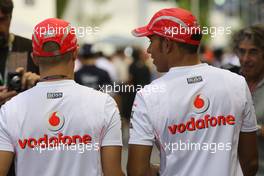 28.09.2008 Singapore City, Singapore,  Heikki Kovalainen (FIN), McLaren Mercedes and Lewis Hamilton (GBR), McLaren Mercedes - Formula 1 World Championship, Rd 15, Singapore Grand Prix, Sunday