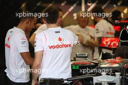 25.09.2008 Singapore City, Singapore,  Lewis Hamilton (GBR), McLaren Mercedes with team members in the garage - Formula 1 World Championship, Rd 15, Singapore Grand Prix, Thursday