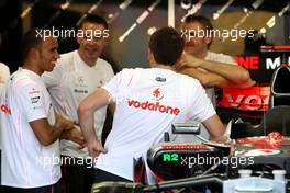 25.09.2008 Singapore City, Singapore,  Lewis Hamilton (GBR), McLaren Mercedes with team members in the garage - Formula 1 World Championship, Rd 15, Singapore Grand Prix, Thursday